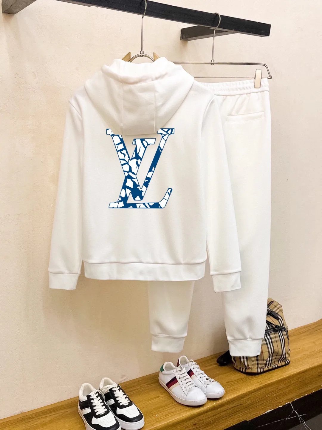 🅿️420 [LV Louis Vuitton] (Fat Man Gospel) hot-selling suit is coming. Focus on the original version of the official website. 2025 new hot-selling cardigan sweater suit. The original order is the best. 🇭🇰The meticulous work of top designers is dedicated to a fitting and perfect upper body effect. All-natural high-quality Roman cotton 100%, close-fitting comfort, noble and elegant! Original hardware embodies elegance and nobility! Counter size: M-5XL (maximum wear up to 220 pounds)